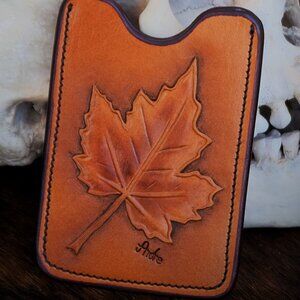 🍁 Pocket Money & Card Holder – Maple Leaf Carved Leather with Beaver Tail